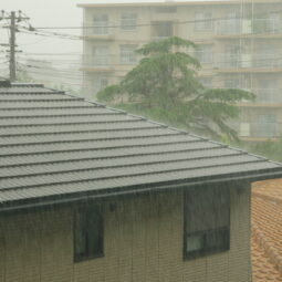 梅雨に外壁塗装工事をするメリットとデメリットサムネイル