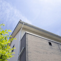夏の紫外線から家を守る！外壁塗装の重要性と効果サムネイル