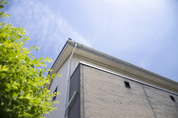 夏の紫外線から家を守る！外壁塗装の重要性と効果サムネイル