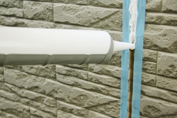 外壁塗装と一緒に！見逃せない「コーキング打ち替え」の大切さサムネイル