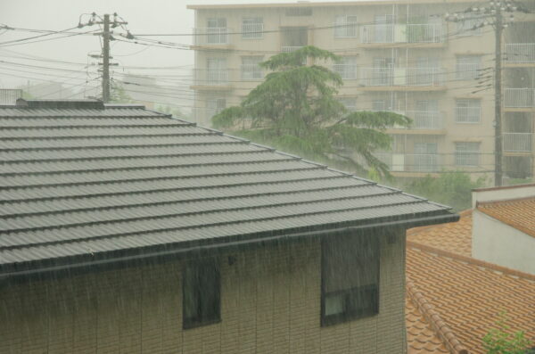 梅雨に外壁塗装工事をするメリットとデメリットサムネイル